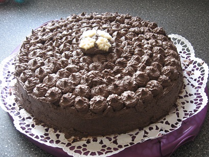 Schoko-Sahnetorte mit Kirschen